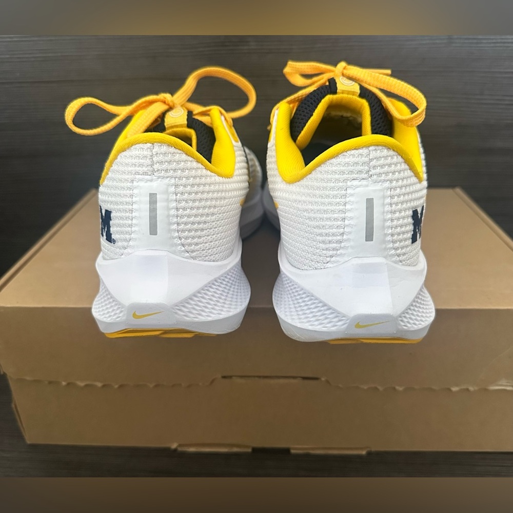 💙Nike Air Zoom Pegasus 40 "Michigan" Running Shoes Size 6.5 W or Men's Size 5💛 - Picture 7 of 14